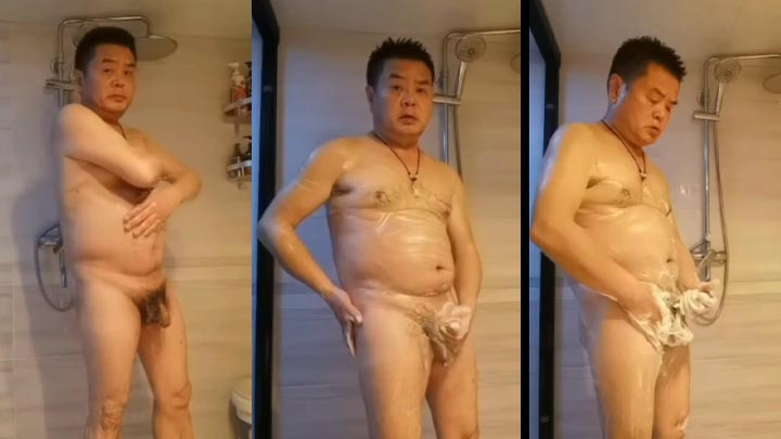 YE中年帅大叔洗澡秀身材